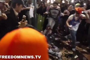 场面失控逼得警方出动疑似尼克斯球迷与马刺球迷愤怒斗殴！